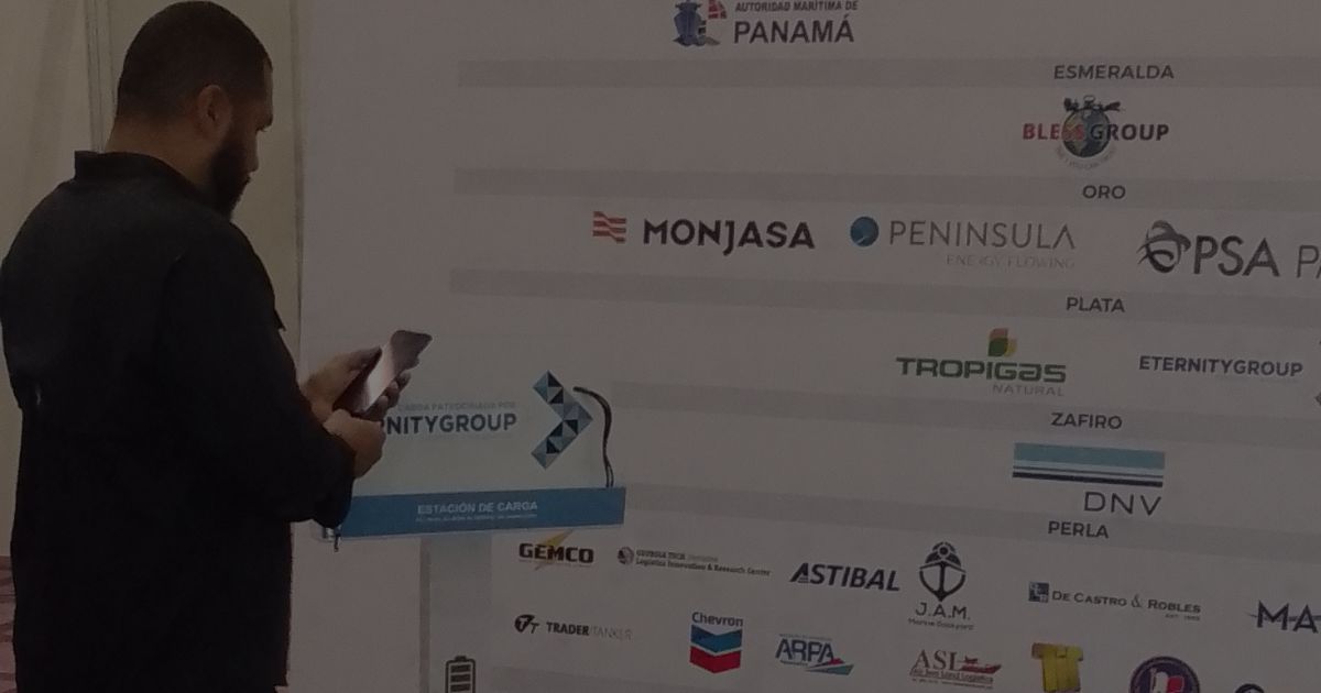 Ventajas de las estaciones de carga de telefonos en eventos comerciales en Panama 5 | Eternity Group se destacó como patrocinador en CAM2023 gracias a las estaciones de carga de teléfono de Conexcity | Conexcity